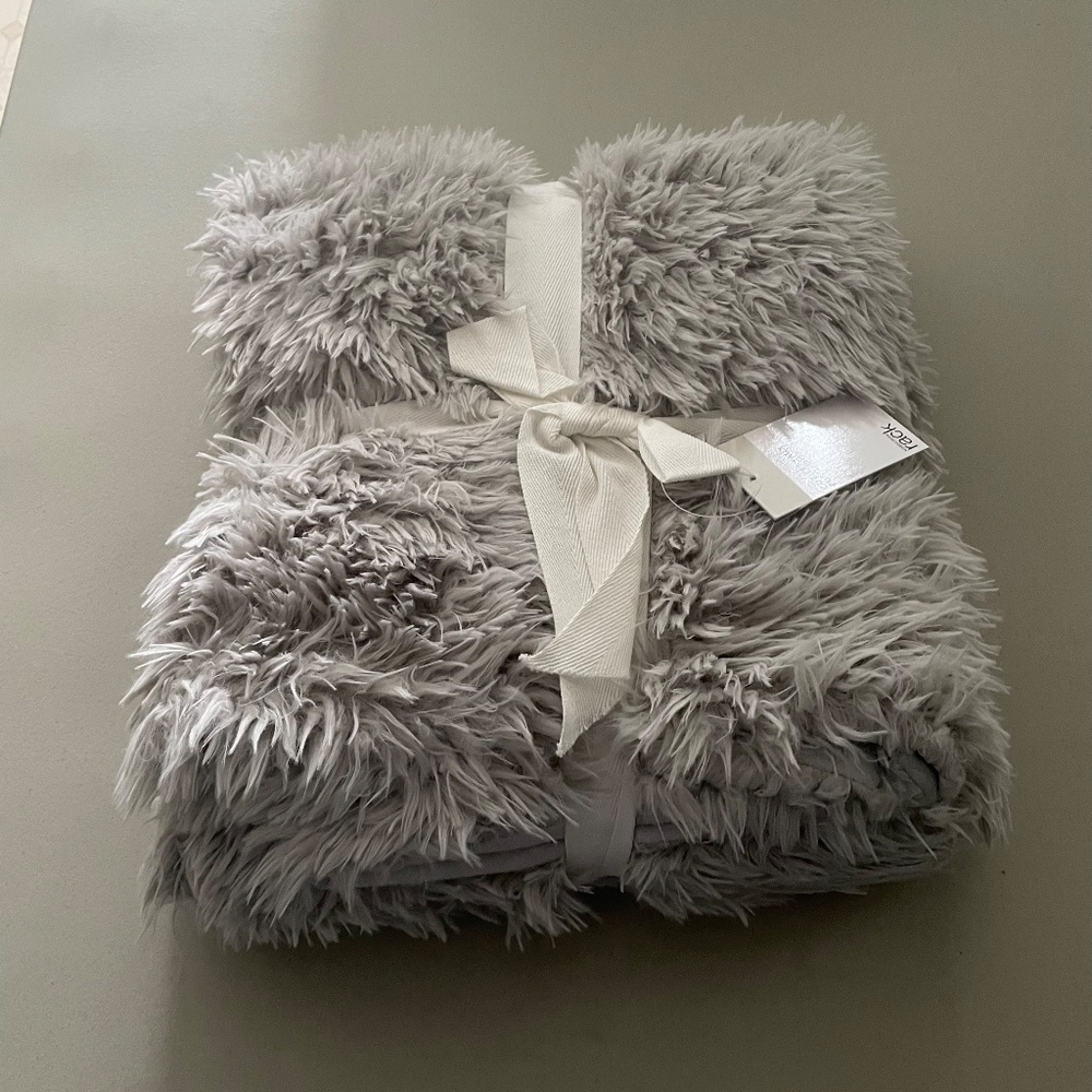 NWT Nordstrom Rack Faux Fur Throw GRAY 50" x 60"